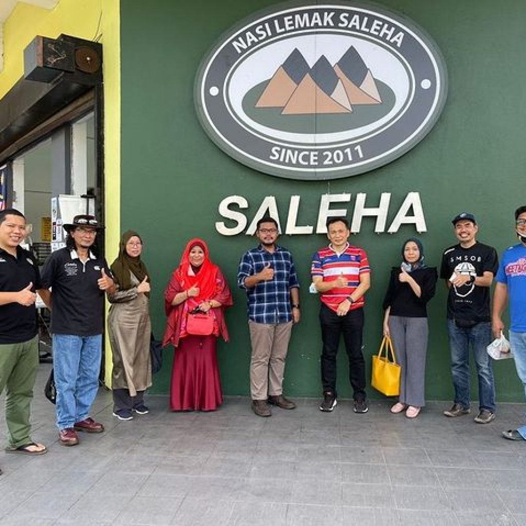 a group of customers in front of a nasi lemak restaurant