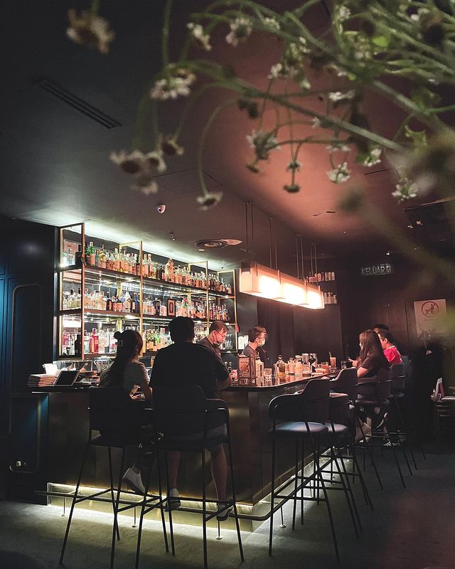 cocktail bar under a dimmed lighting