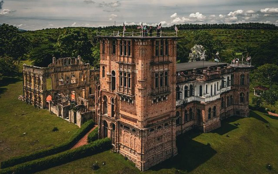 An old historical castle that is built on a big piece of land