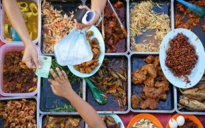 people making payment to a Ramadan Bazaar food vendor
